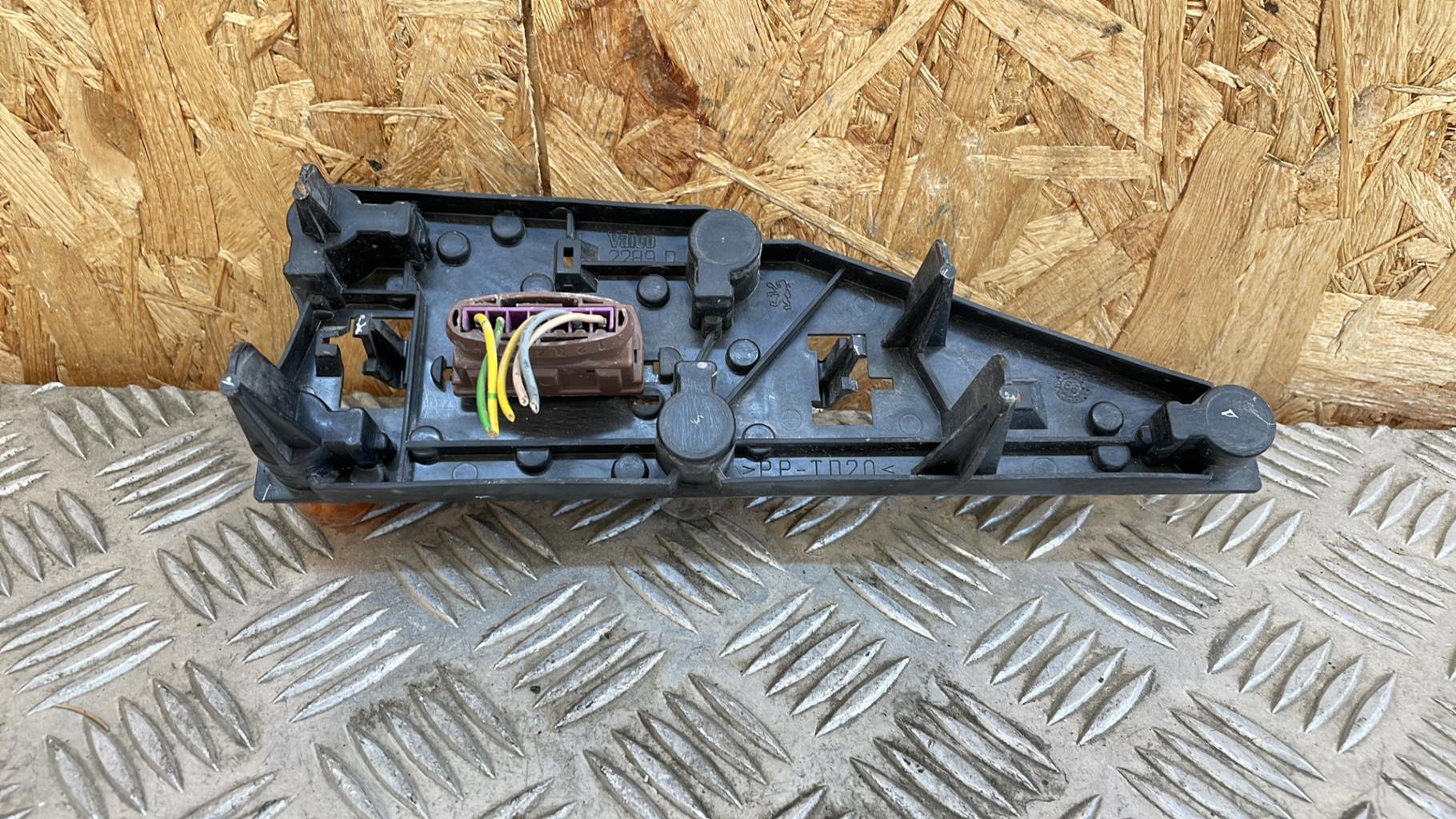 Base portalampade fanale posteriore destro PEUGEOT 406 COUPE Gasolina - 1