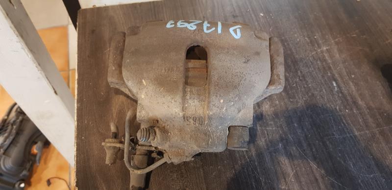 Etrier avant droit (freinage) AUDI A4 1 PHASE 1 Essence - 1