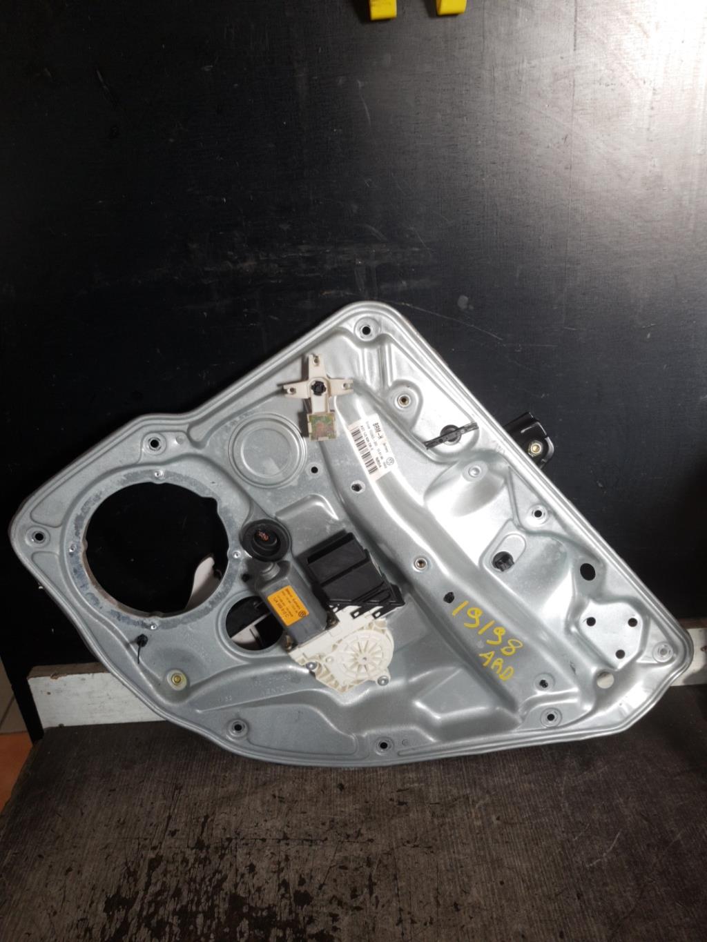Alzacristalli elettrico posteriore destro VOLKSWAGEN BORA Diésel - 1