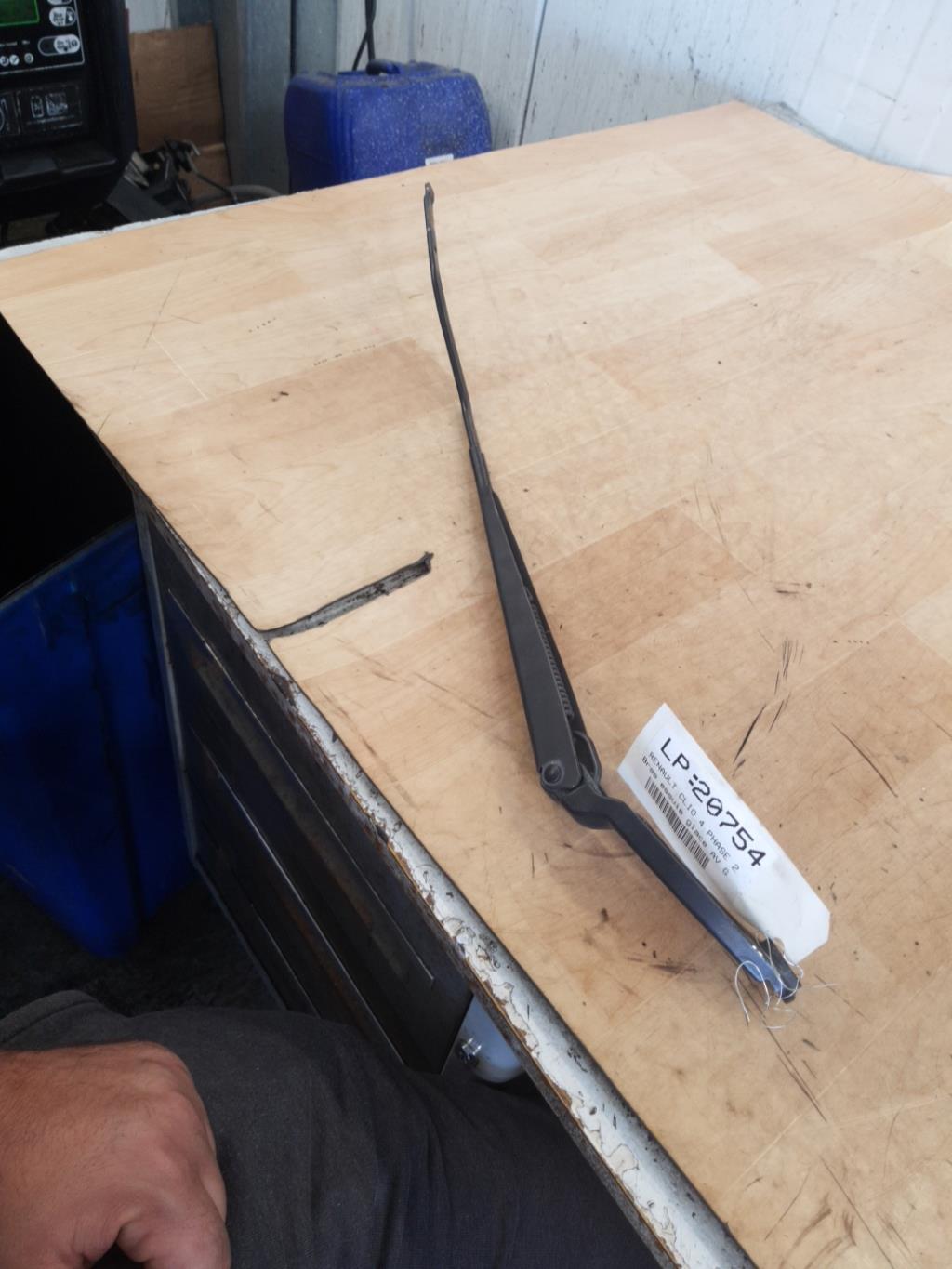 Braccio tergicristallo anteriore sinistro RENAULT CLIO 4 PHASE 2 Diésel - 1