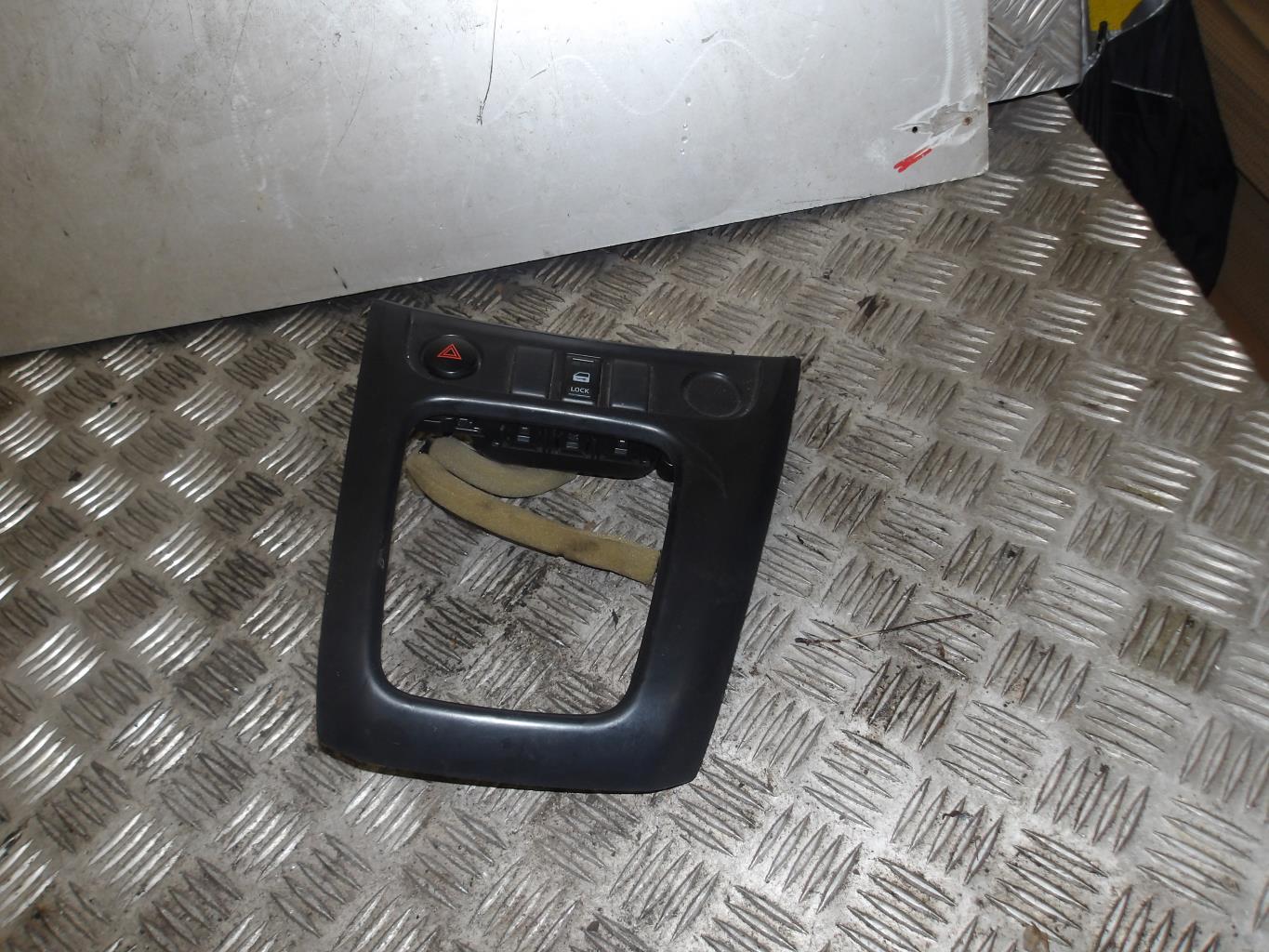 Bouton de warning NISSAN NV200 Diesel - 1