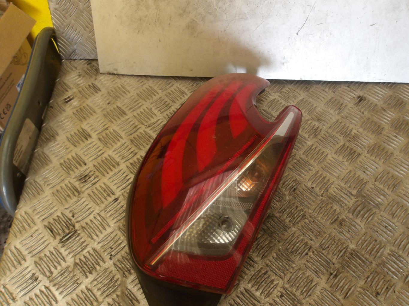 Fanale posteriore principale sinistro (luci) PEUGEOT 208 1 PHASE 2 Diésel - 1