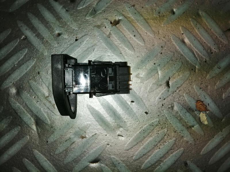 Bouton de warning RENAULT CLIO 4 PHASE 1 Diesel - 1