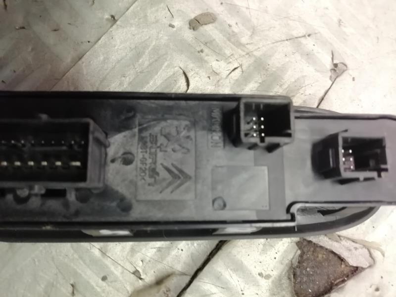 Base portalampade fanale posteriore destro RENAULT MEGANE 1 BREAK Gasolina - 1