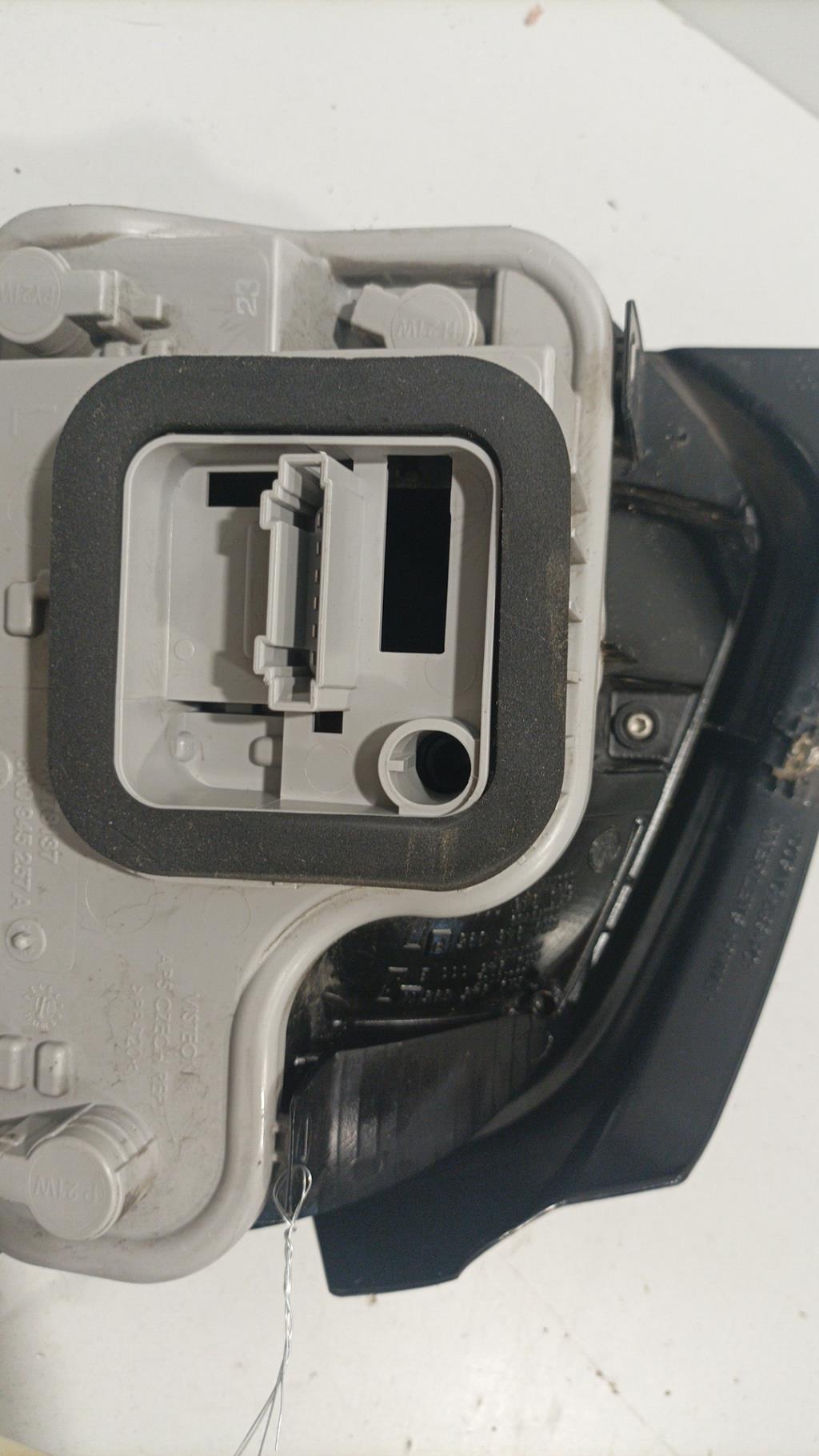 Fanale posteriore principale sinistro (luci) VOLKSWAGEN POLO 5 PHASE 1 Diésel - 1