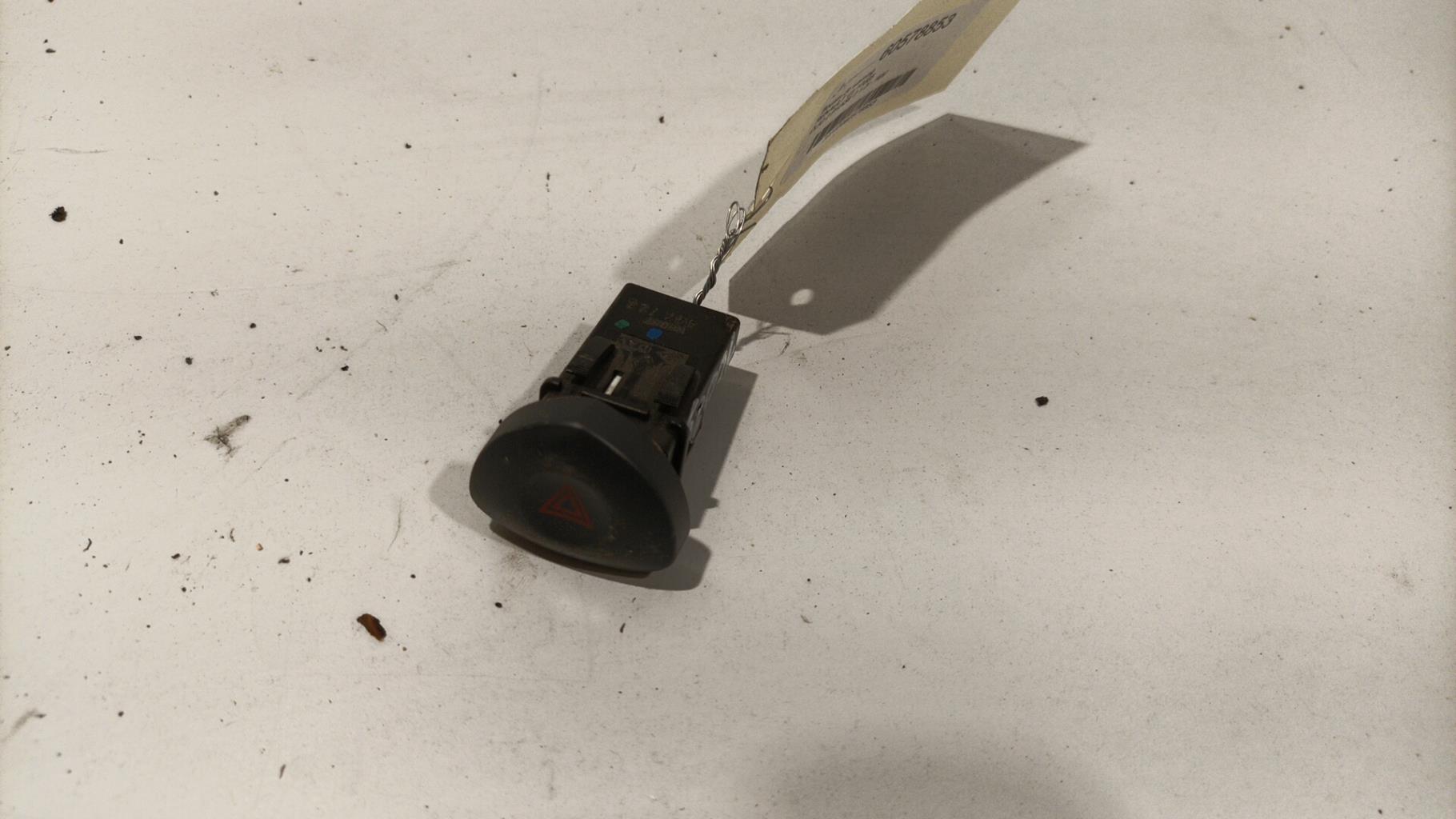 Bouton de warning RENAULT CLIO 2 PHASE 2 Essence - 1