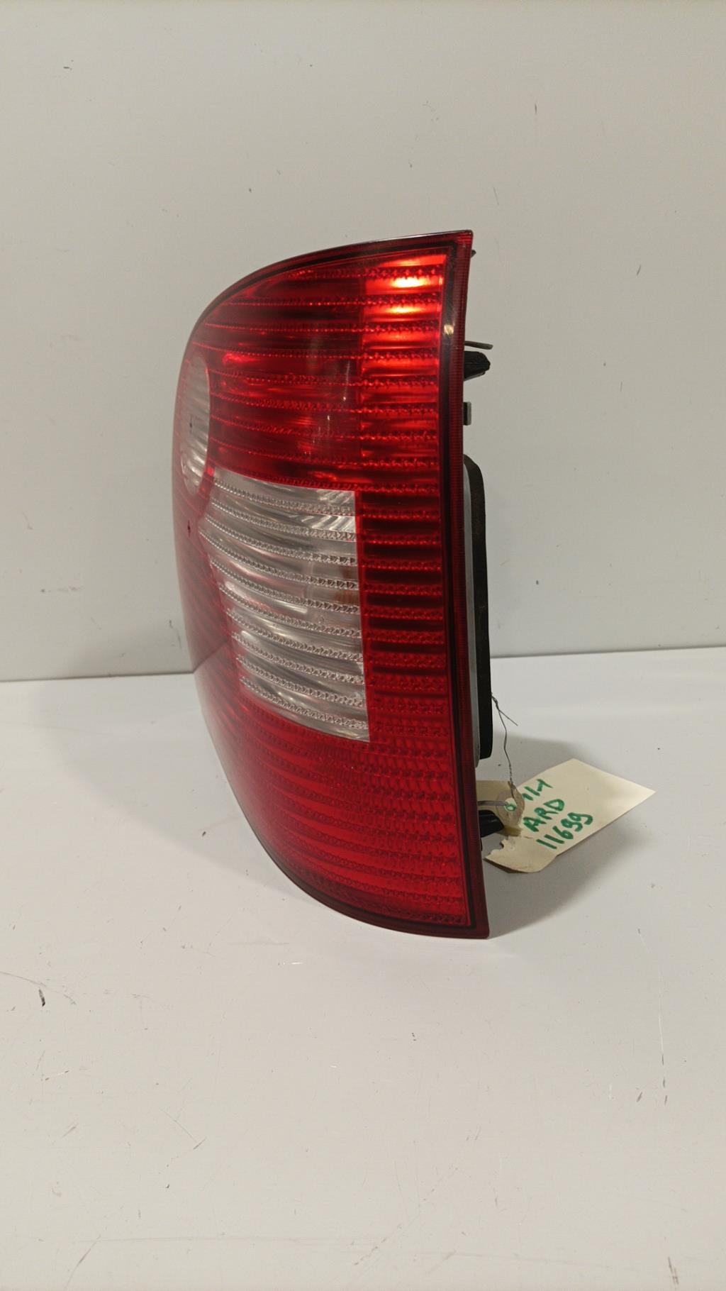Fanale posteriore principale destro (luci) VOLKSWAGEN POLO 4 PHASE 1 Diésel - 1