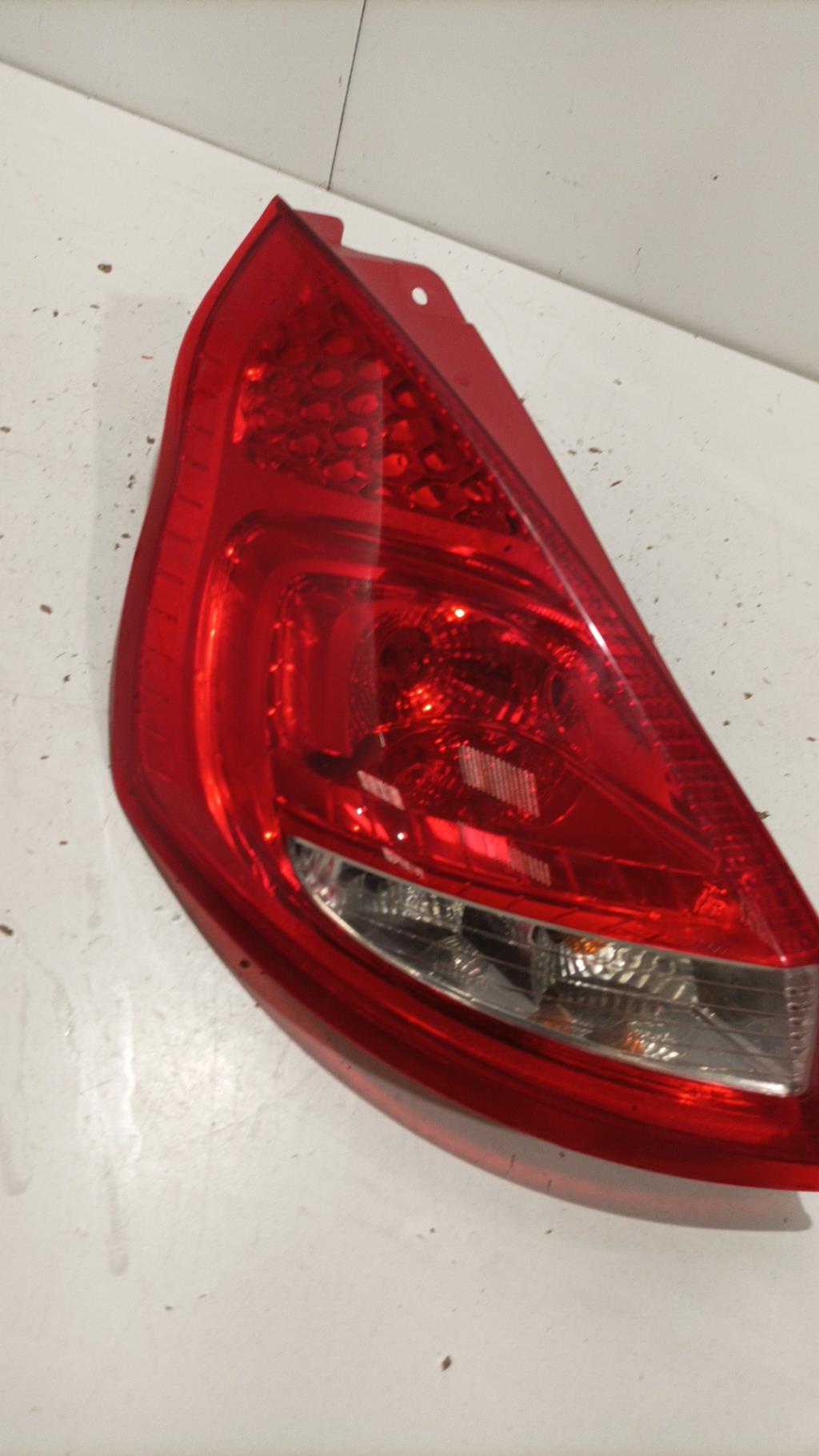Fanale posteriore principale sinistro (luci) FORD FIESTA 6 PHASE 1 Diésel - 1