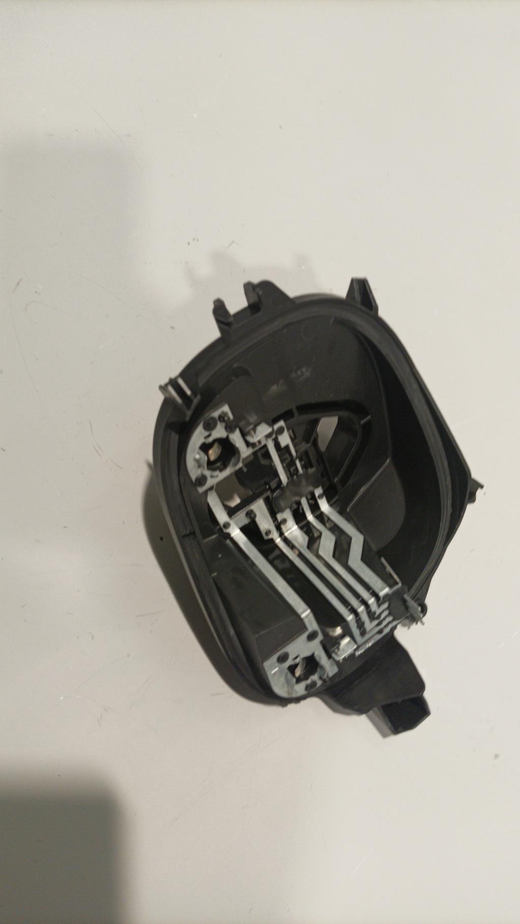 Base portalampade fanale posteriore sinistro PEUGEOT 208 1 PHASE 2 Gasolina - 1