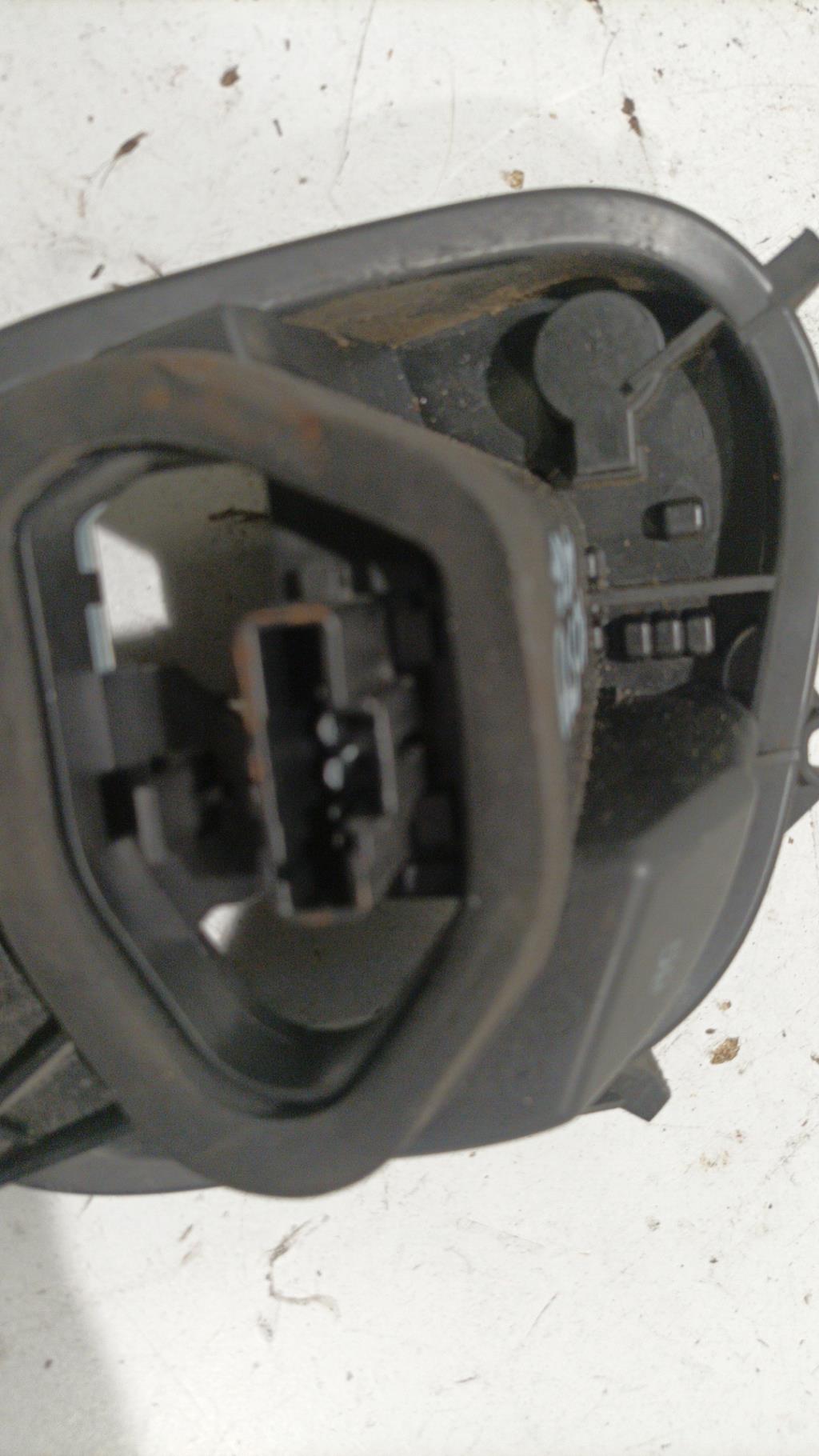 Base portalampade fanale posteriore sinistro PEUGEOT 208 1 PHASE 2 Gasolina - 1