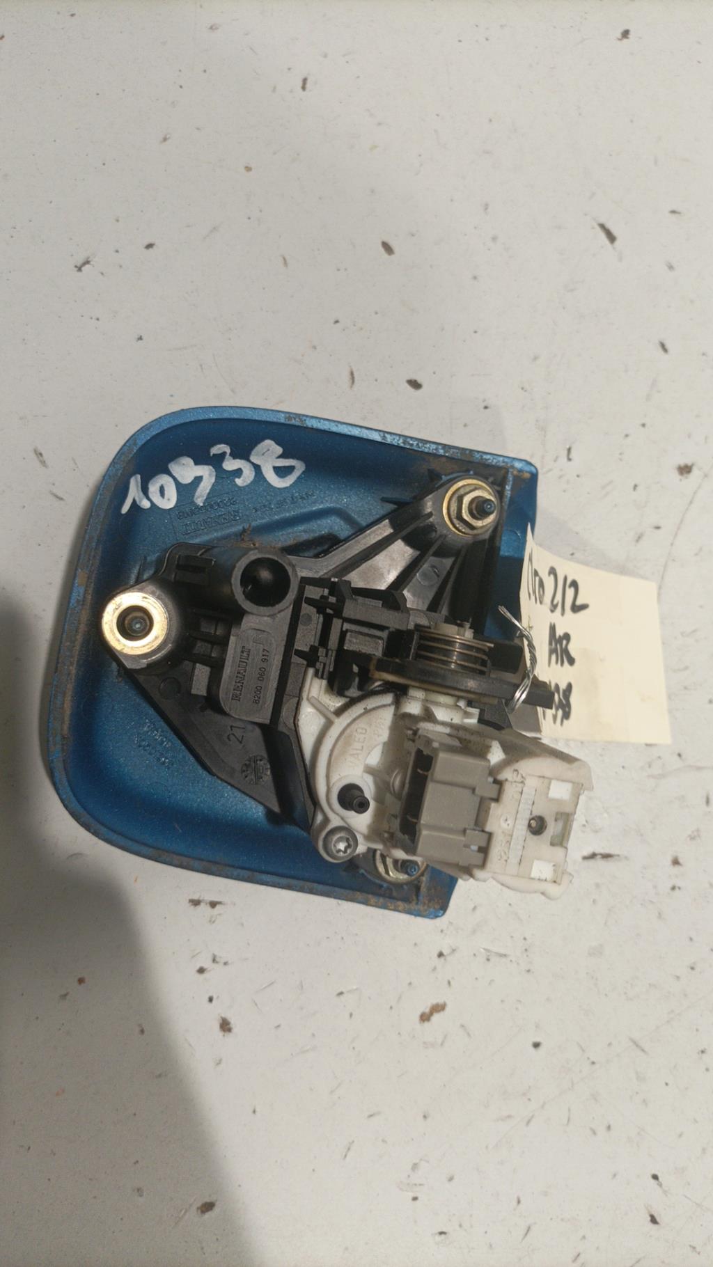 Bouton de coffre RENAULT CLIO 2 PHASE 2 Essence - 1
