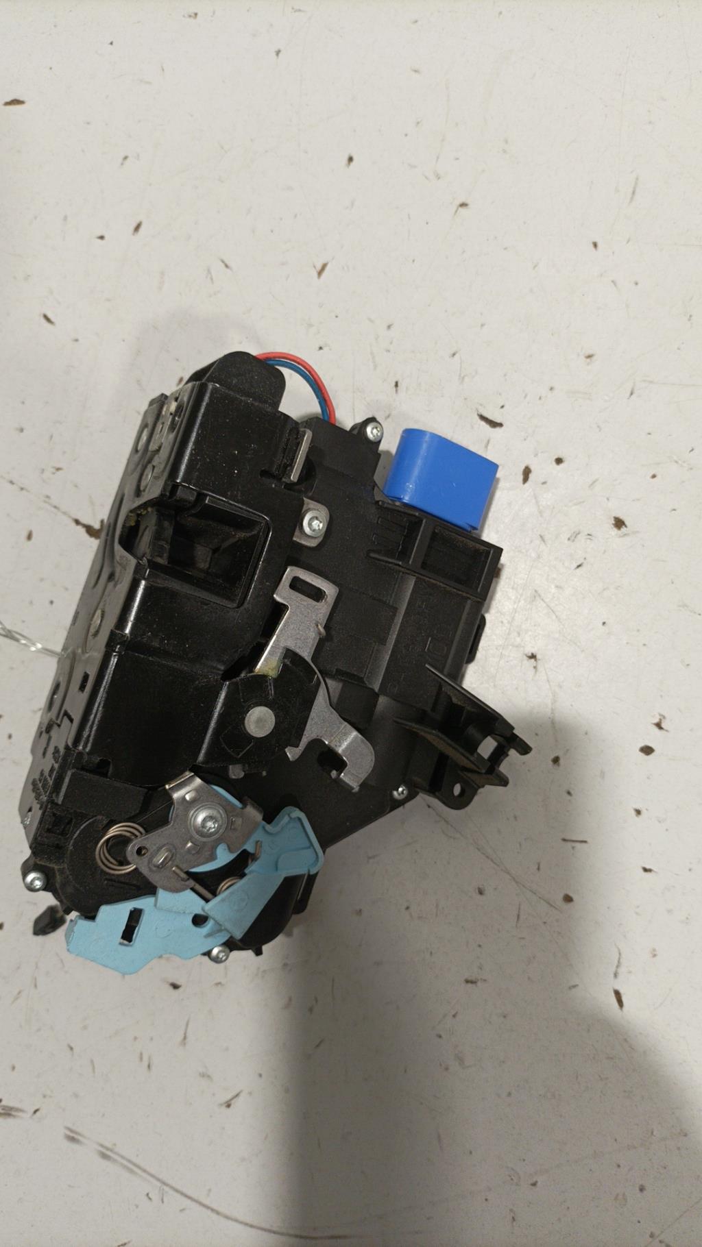 Serrure avant droit VOLKSWAGEN GOLF 5 Diesel - 1