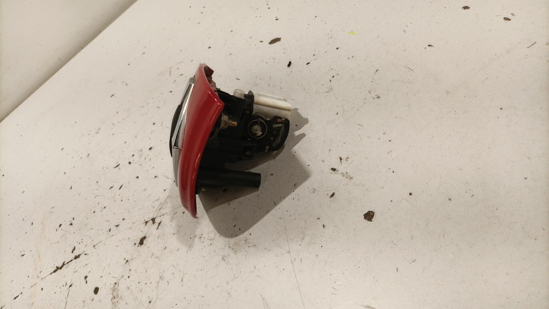 Bouton de coffre RENAULT CLIO 2 PHASE 2 Essence - 1