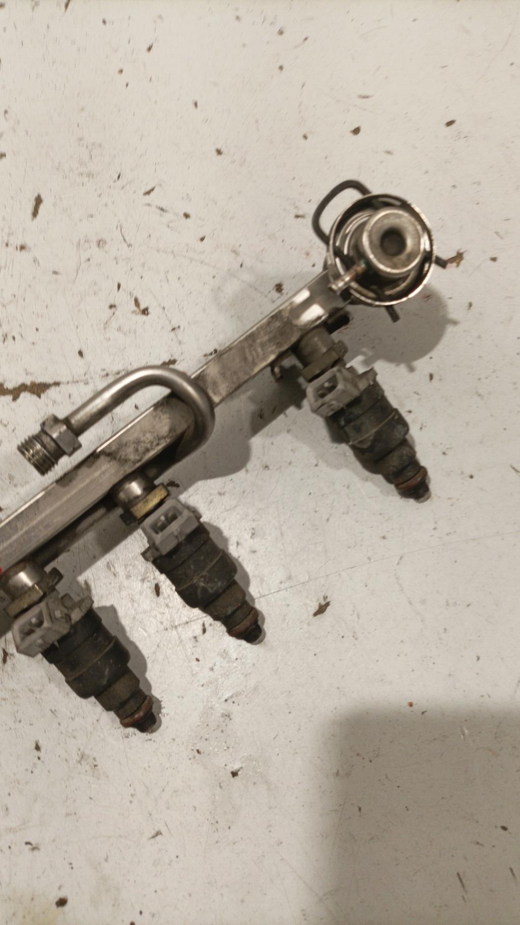 Rampe injection AUDI A4 1 PHASE 1 Essence - 1