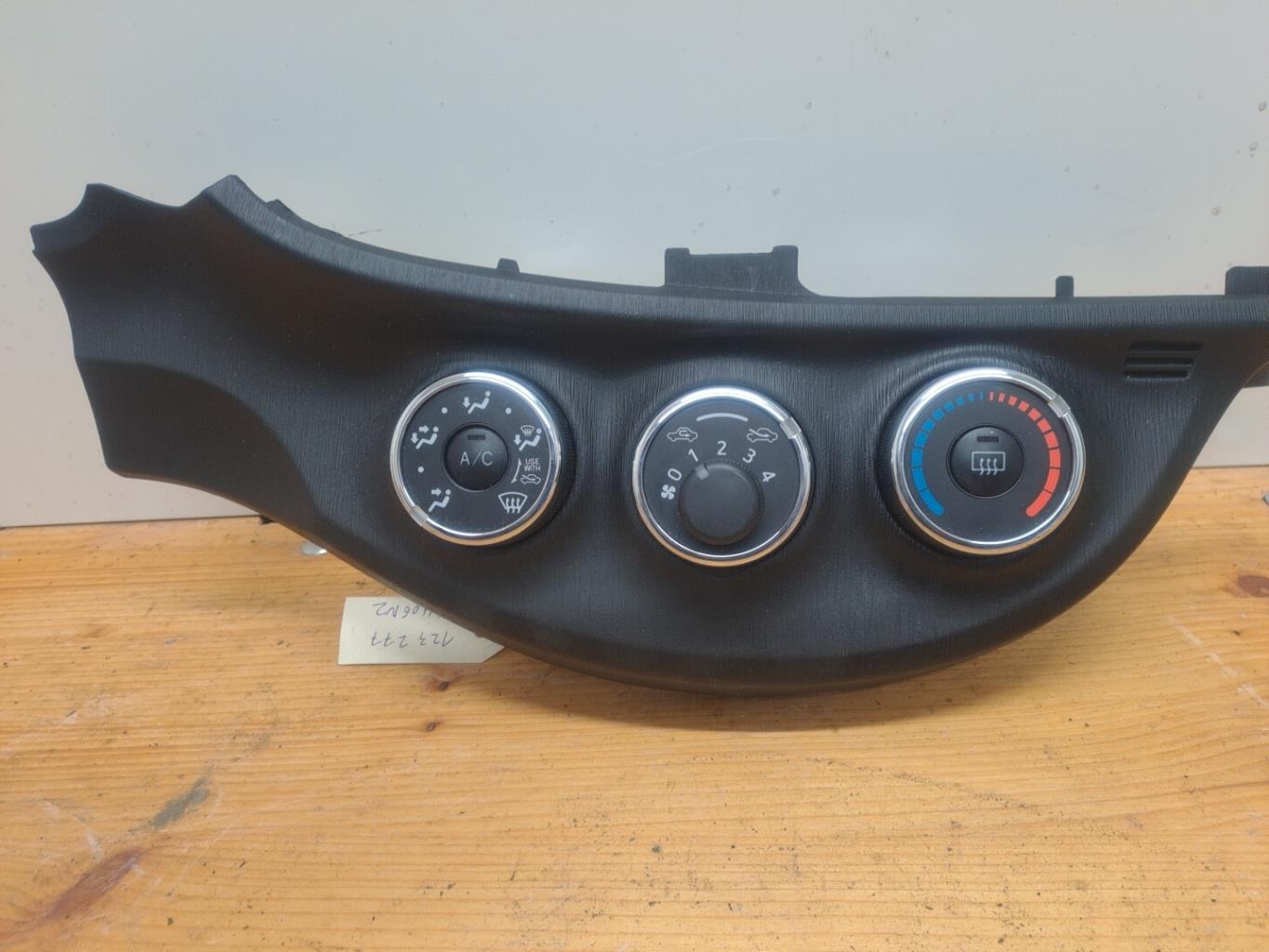 Commande chauffage TOYOTA YARIS 3 PHASE 1 Essence - 1