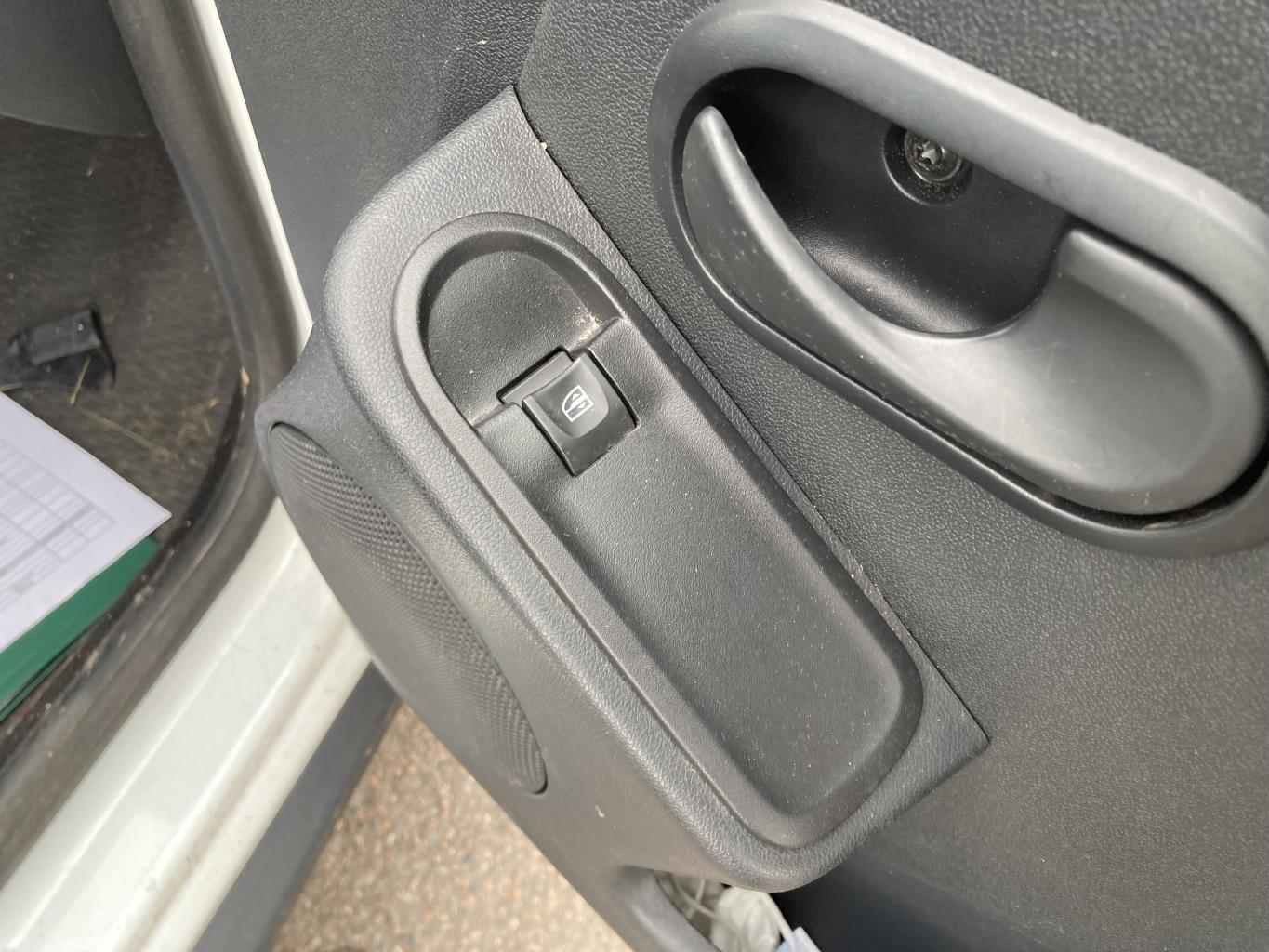 Interrupteur de leve vitre avant droit DACIA DUSTER 1 PHASE 2 Essence - 1