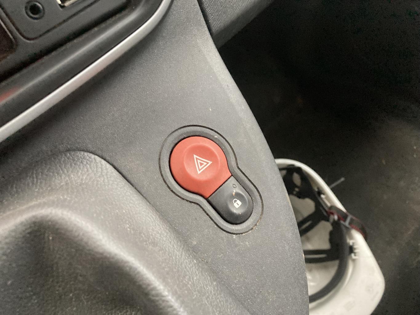 Bouton de warning RENAULT KANGOO 2 PHASE 2 Diesel - 1