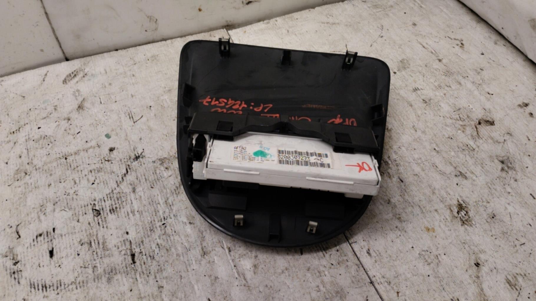 Console central (interieur plastique) RENAULT CLIO 3 PHASE 1 Diesel - 1