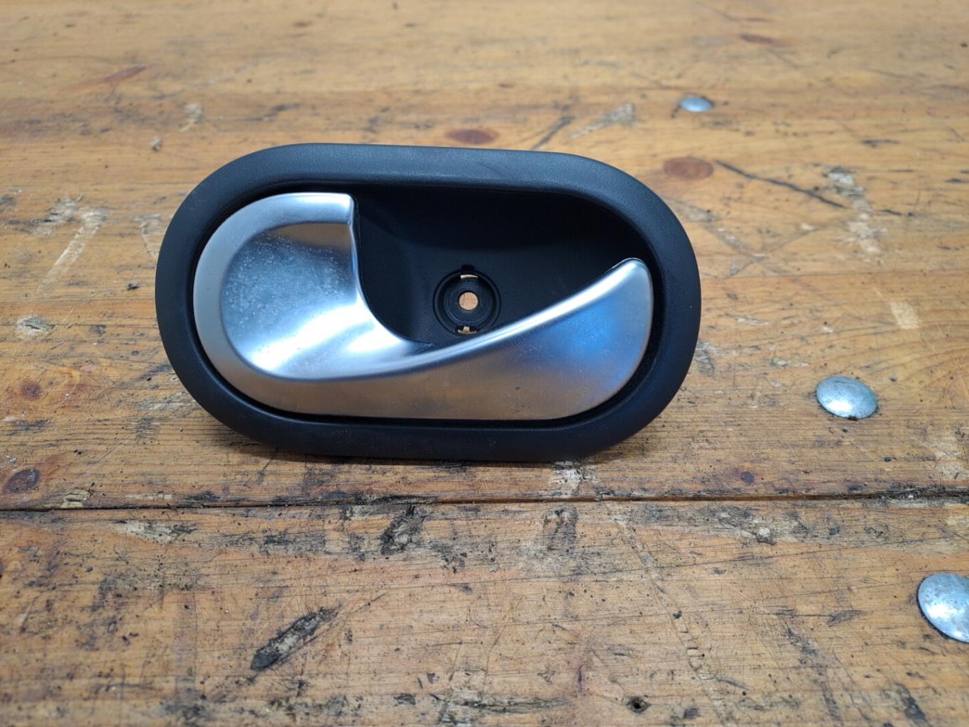 Poignee interieur avant gauche RENAULT CLIO 3 PHASE 1 Essence - 1