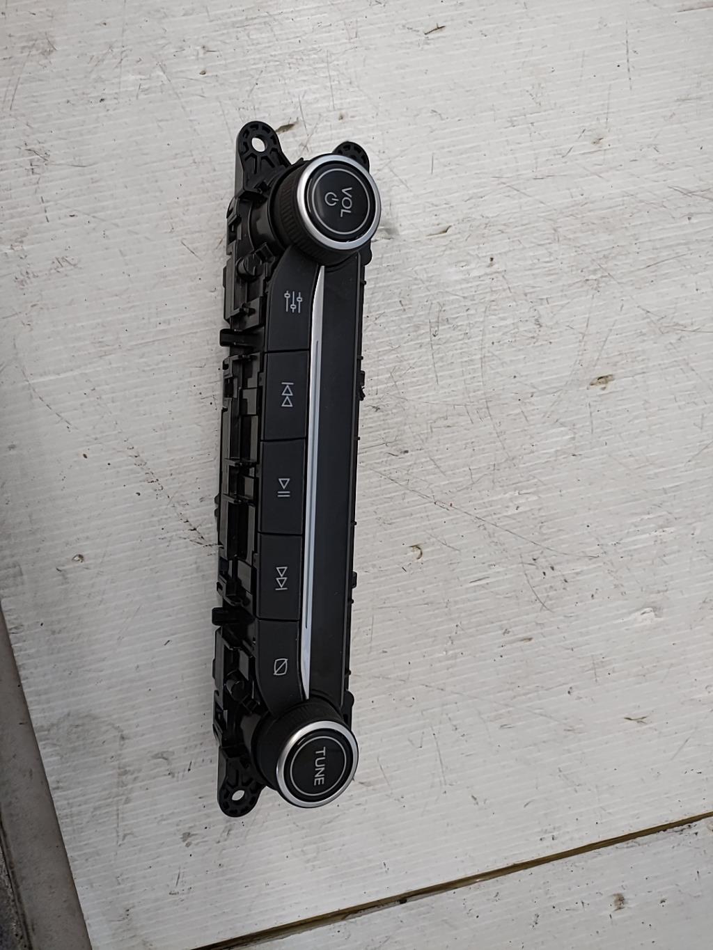 Facade autoradio FORD FOCUS 4 PHASE 1 Essence - 1