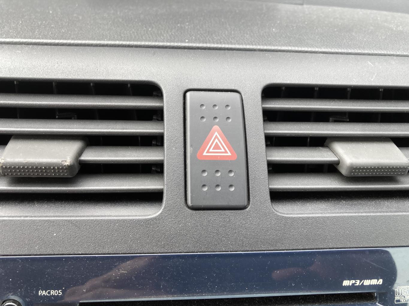 Bouton de warning SUZUKI SWIFT 3 Essence - 1