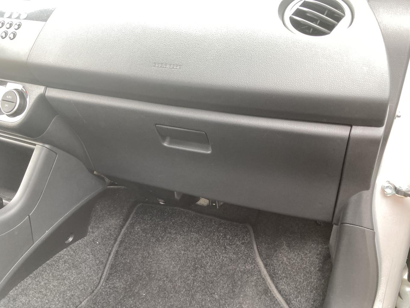 Boite a gants SUZUKI SWIFT 3 Essence - 1