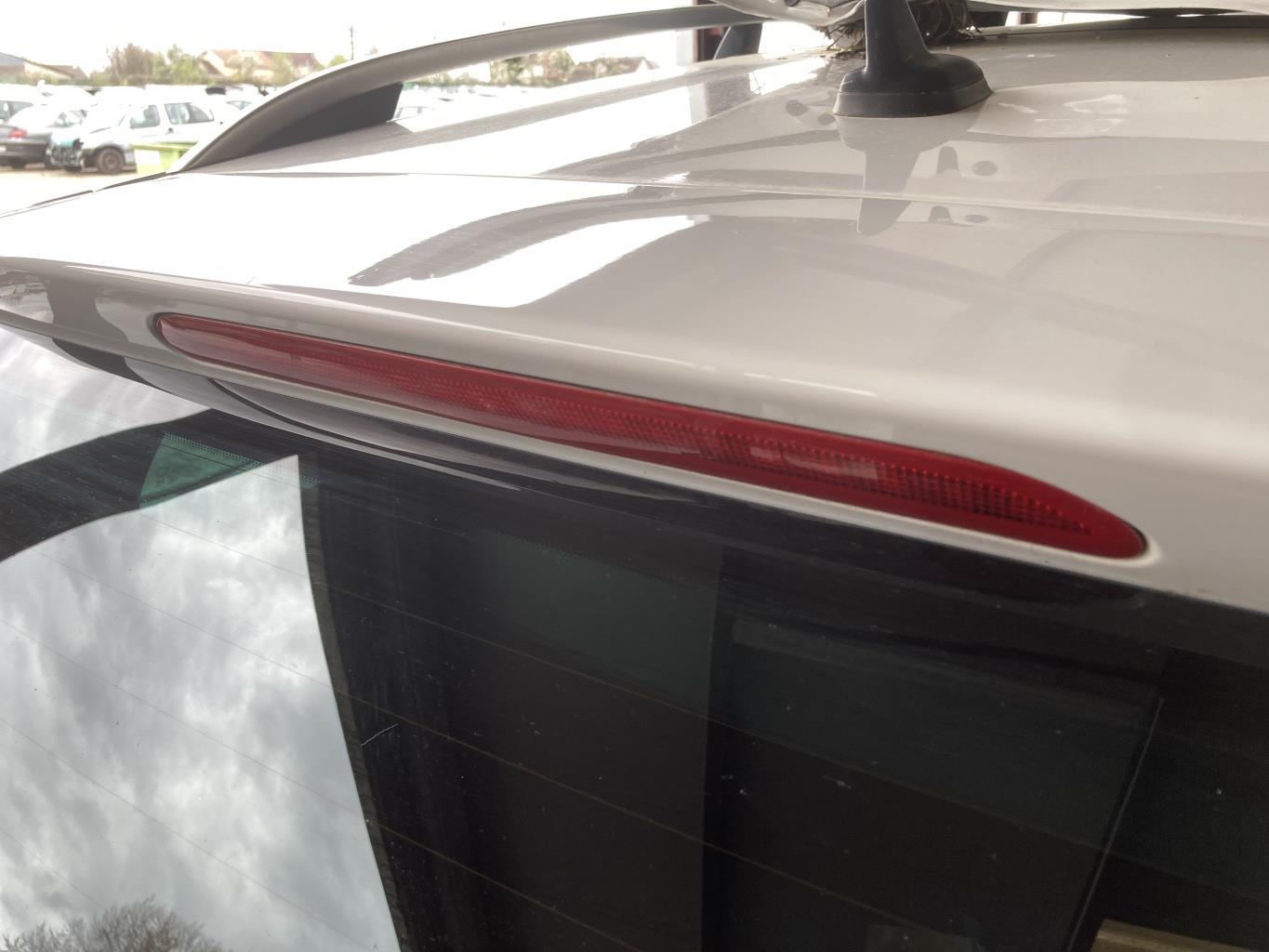 Feu arriere stop central VOLKSWAGEN PASSAT 6 BREAK Diesel - 1