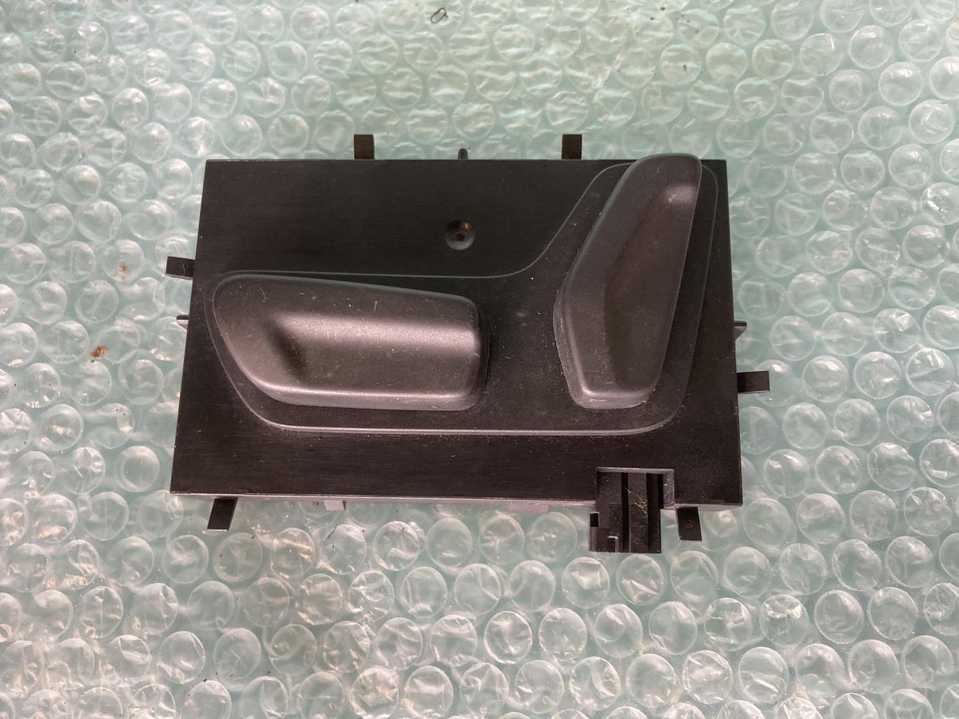 Commande de reglage de siege CITROEN DS5 PHASE 1 Diesel - 1