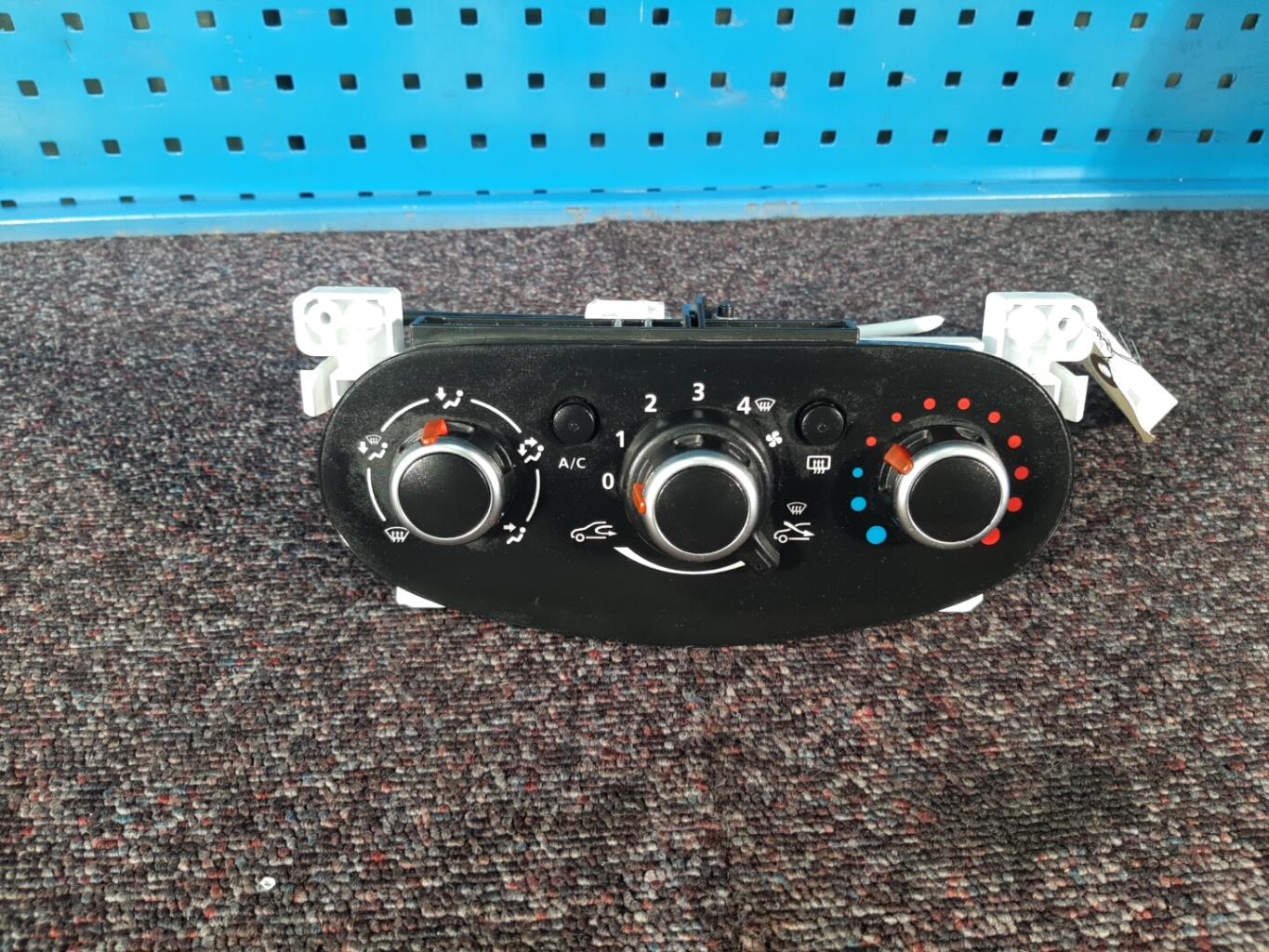 Commande chauffage DACIA SANDERO 2 PHASE 2 Essence - 1