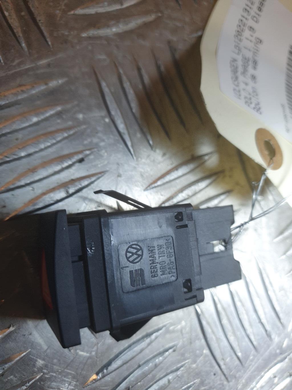 Bouton de warning VOLKSWAGEN POLO 4 PHASE 1 Diesel - 1