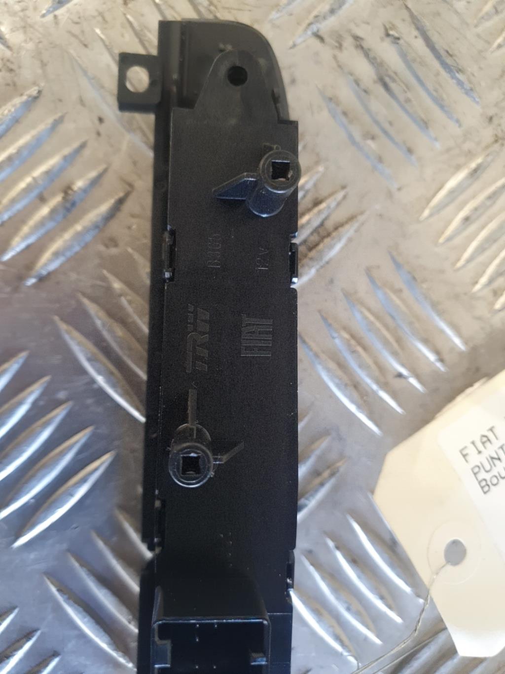 Bouton de warning FIAT PUNTO EVO 3 Diesel - 1
