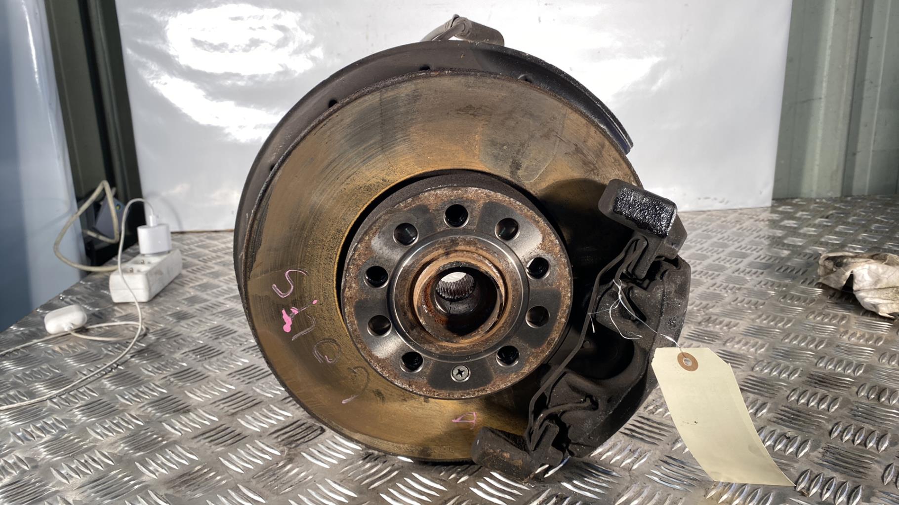 Moyeu avant droit VOLKSWAGEN GOLF 5 Diesel - 1