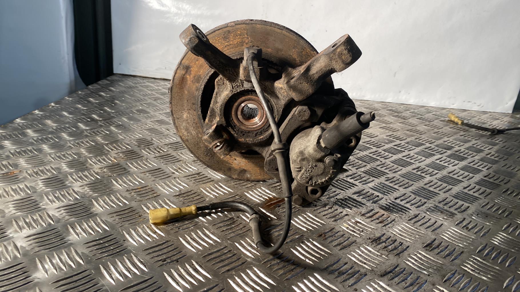 Moyeu avant gauche RENAULT CLIO 2 PHASE 1 Essence - 1