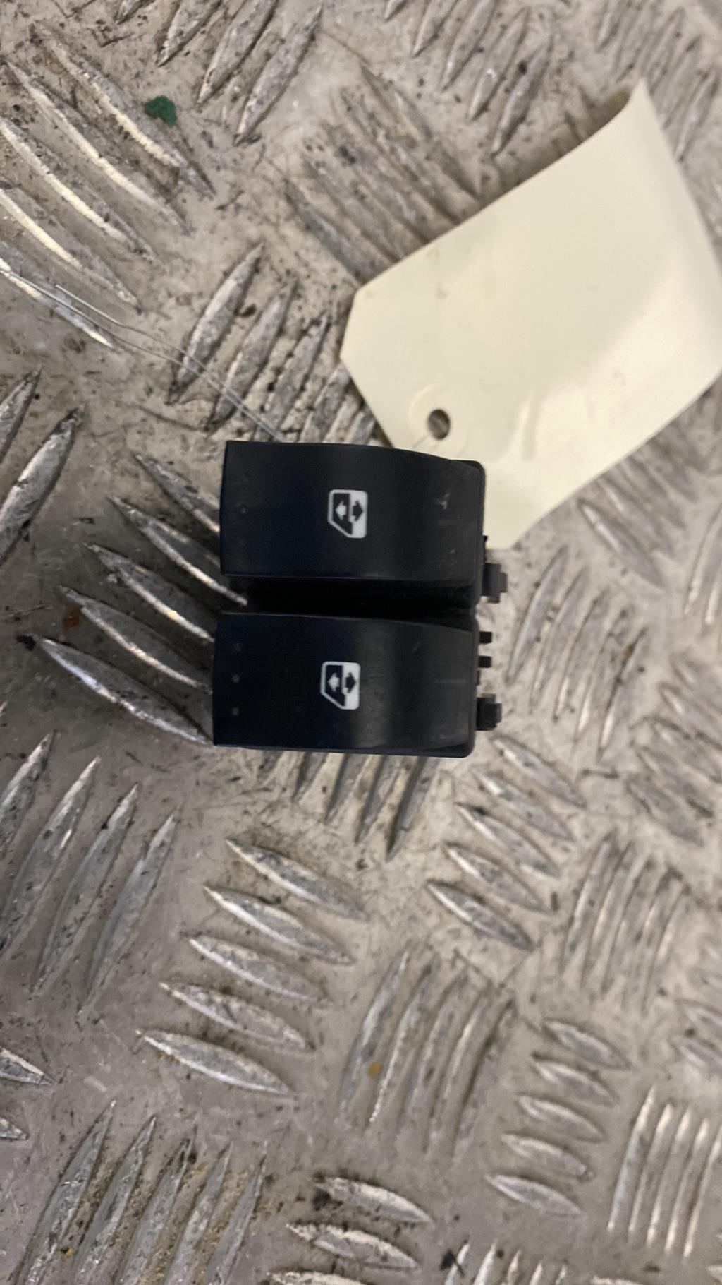 Interrupteur de leve vitre avant gauche RENAULT CLIO 2 PHASE 2 Essence - 1