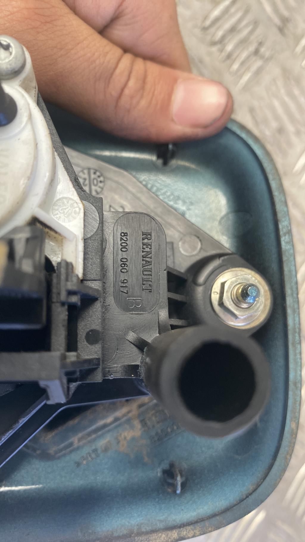 Bouton de coffre RENAULT CLIO 2 PHASE 2 Diesel - 1