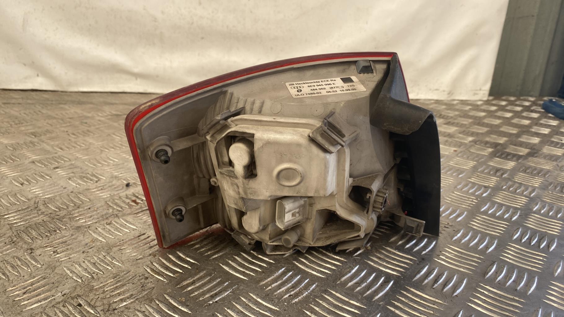 Feu arriere principal droit (feux) AUDI A4 2 AVANT PHASE 2 BREAK Diesel - 1