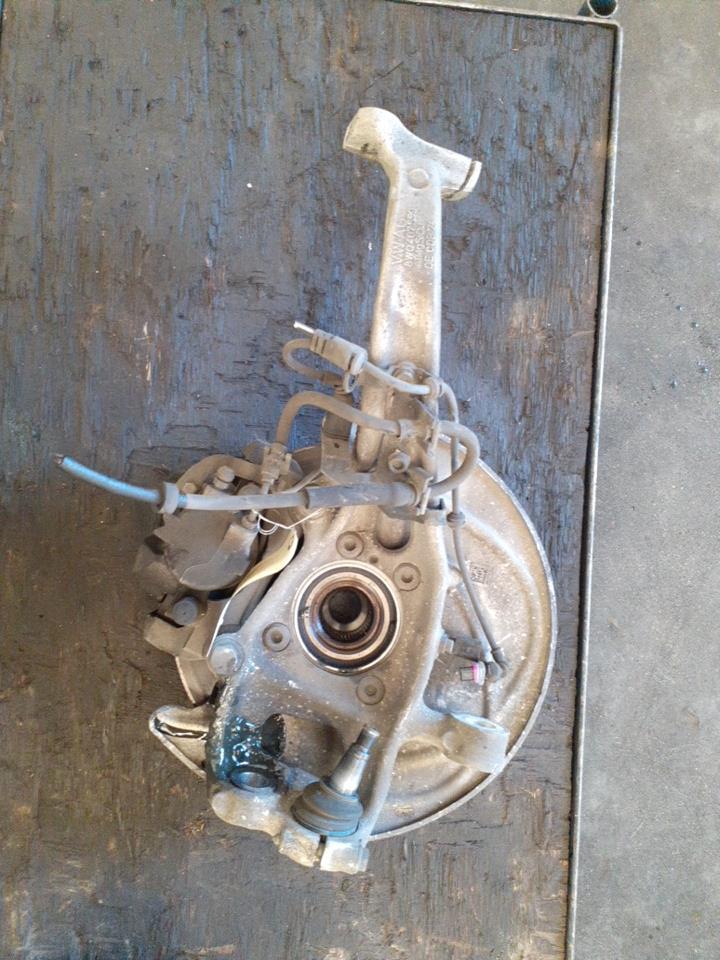 Moyeu avant gauche AUDI A4 4 AVANT PHASE 1 BREAK Essence - 1