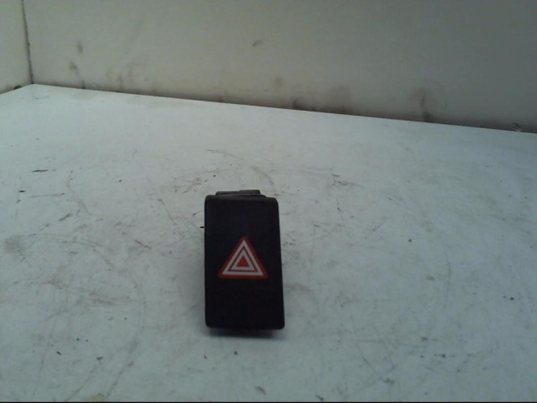 Bouton de warning TOYOTA VERSO PHASE 1 Diesel - 1