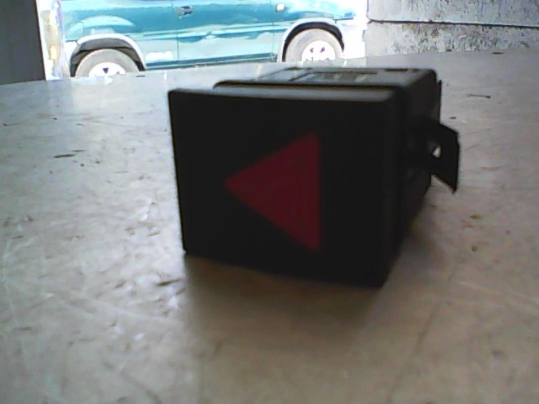 Bouton de warning VOLKSWAGEN POLO 4 PHASE 1 Diesel - 1
