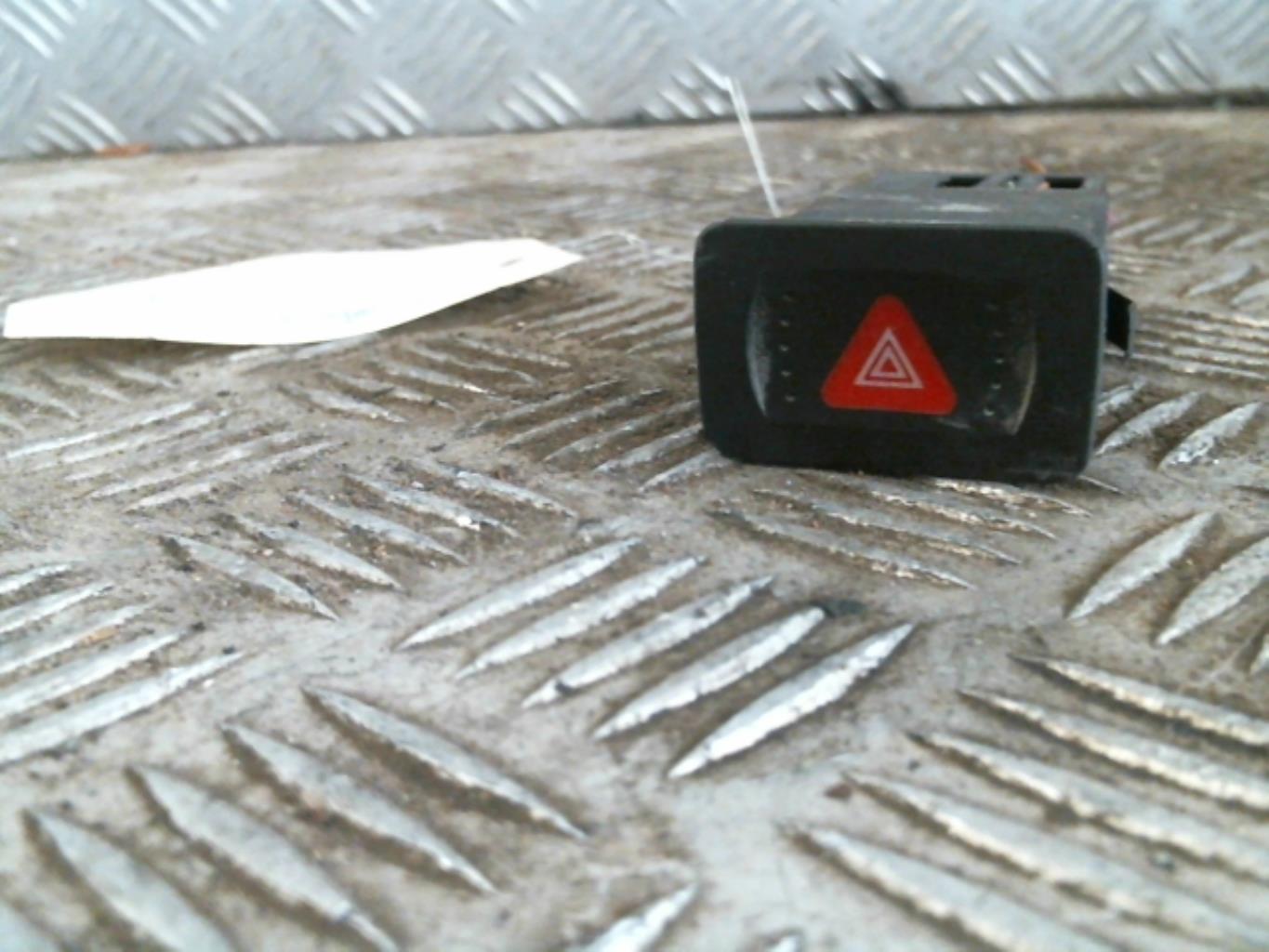Bouton de warning VOLKSWAGEN GOLF 4 Essence - 1