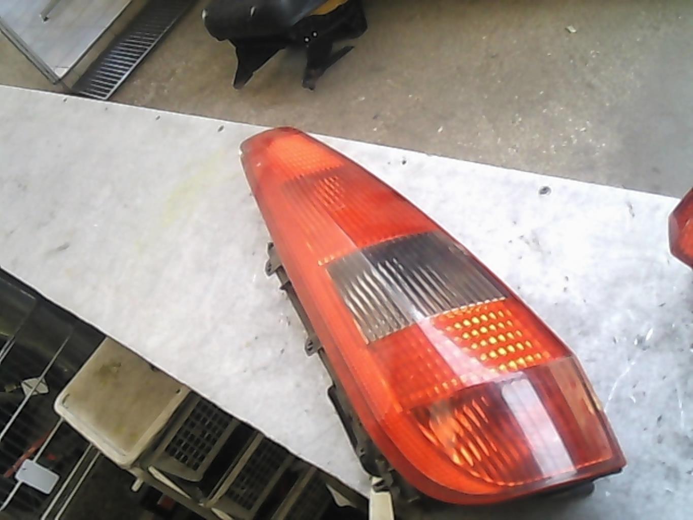 Fanale posteriore principale sinistro (luci) FORD FIESTA 5 PHASE 1 Diésel - 1