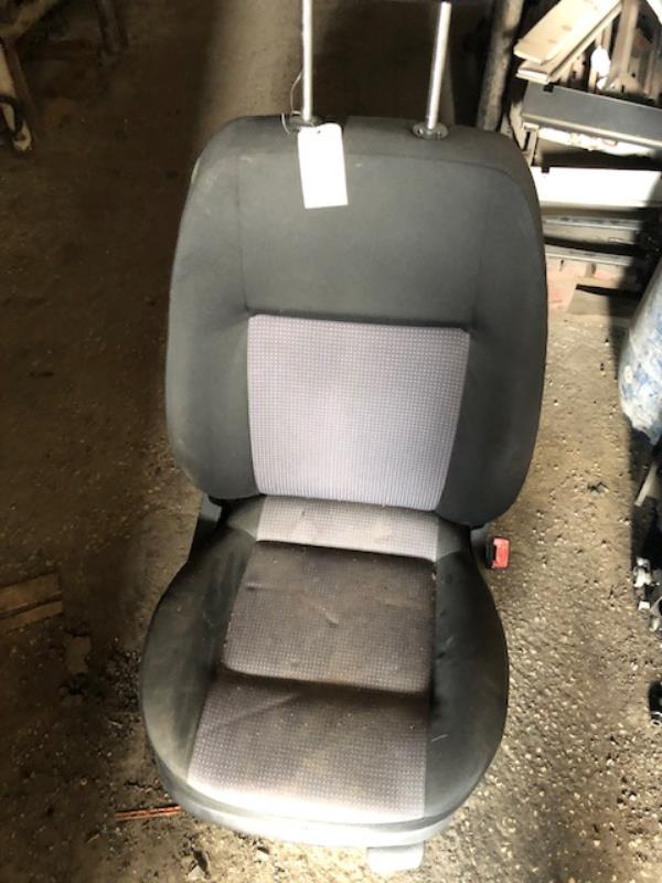 Siege avant droit VOLKSWAGEN GOLF 4 Diesel - 1