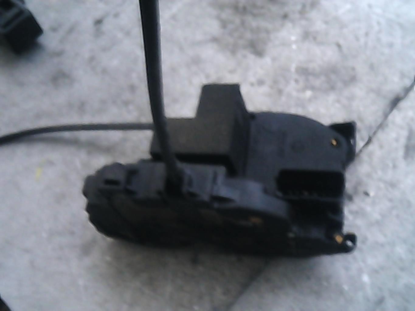 Chiusura centralizzata posteriore sinistra RENAULT CLIO 3 PHASE 1 Diésel - 1