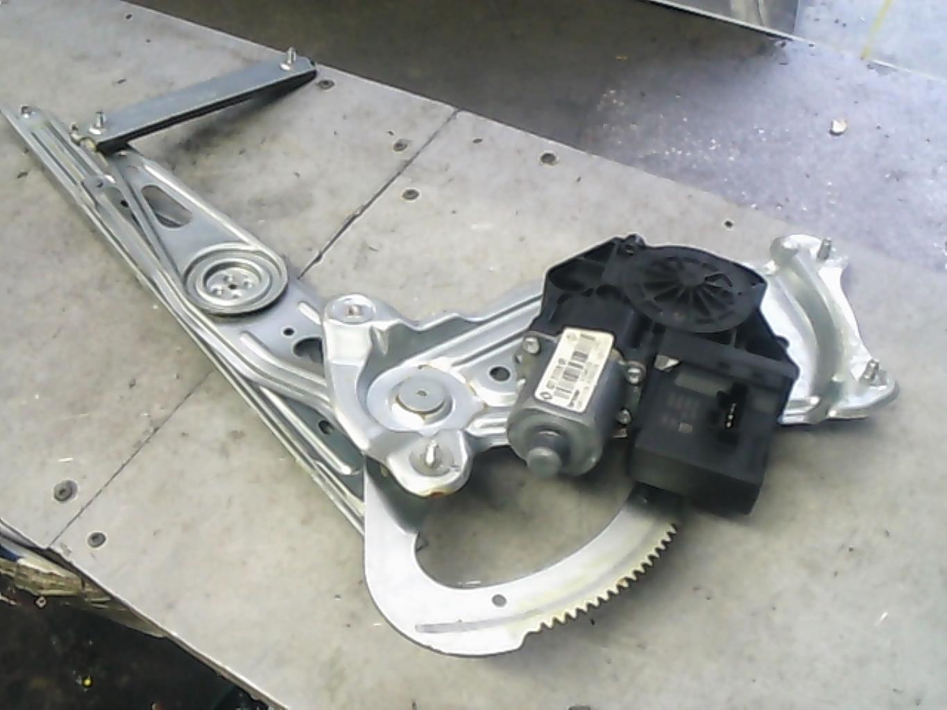 Alzacristalli elettrico posteriore sinistro RENAULT SCENIC 3 PHASE 1 Diésel - 1