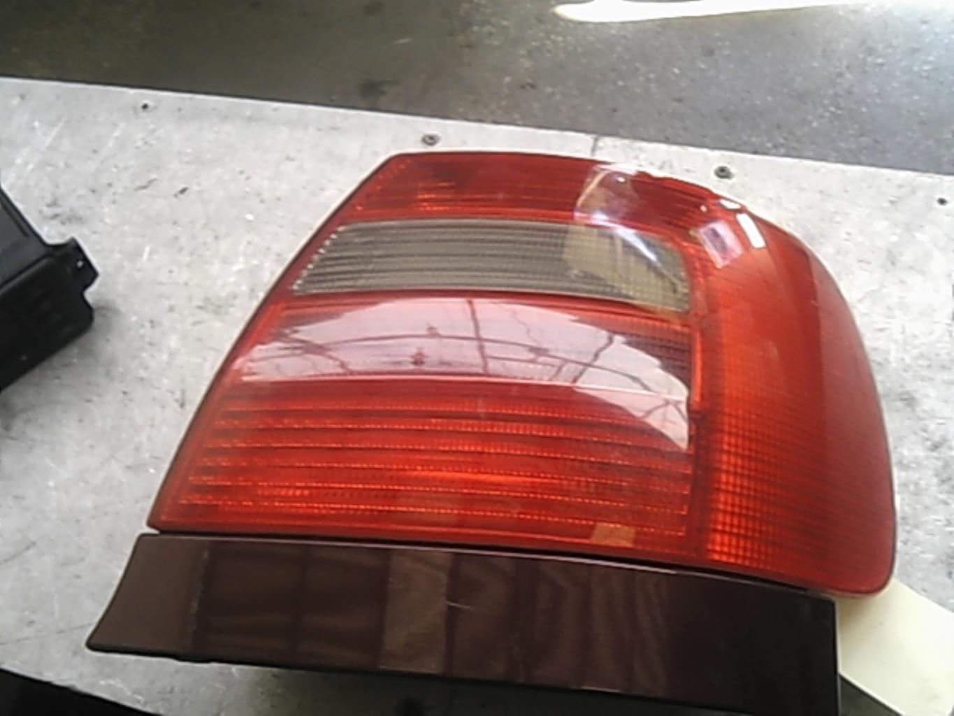 Fanale posteriore principale destro (luci) AUDI A4 1 PHASE 1 Gasolina - 1