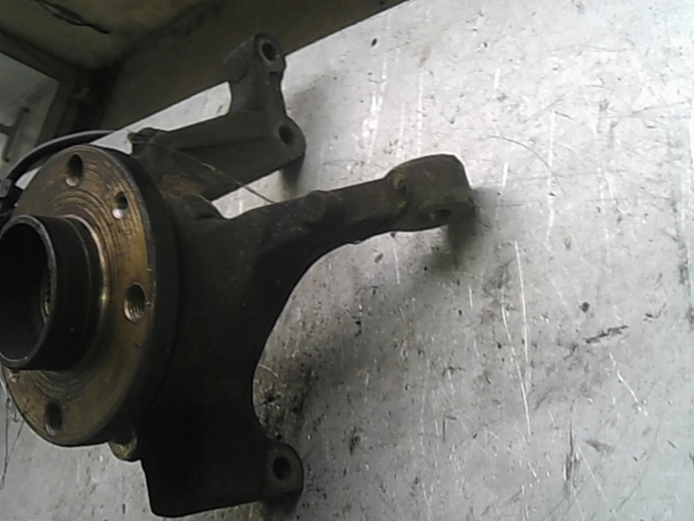 Fusee avant gauche NISSAN MICRA 3 PHASE 1 Diesel - 1
