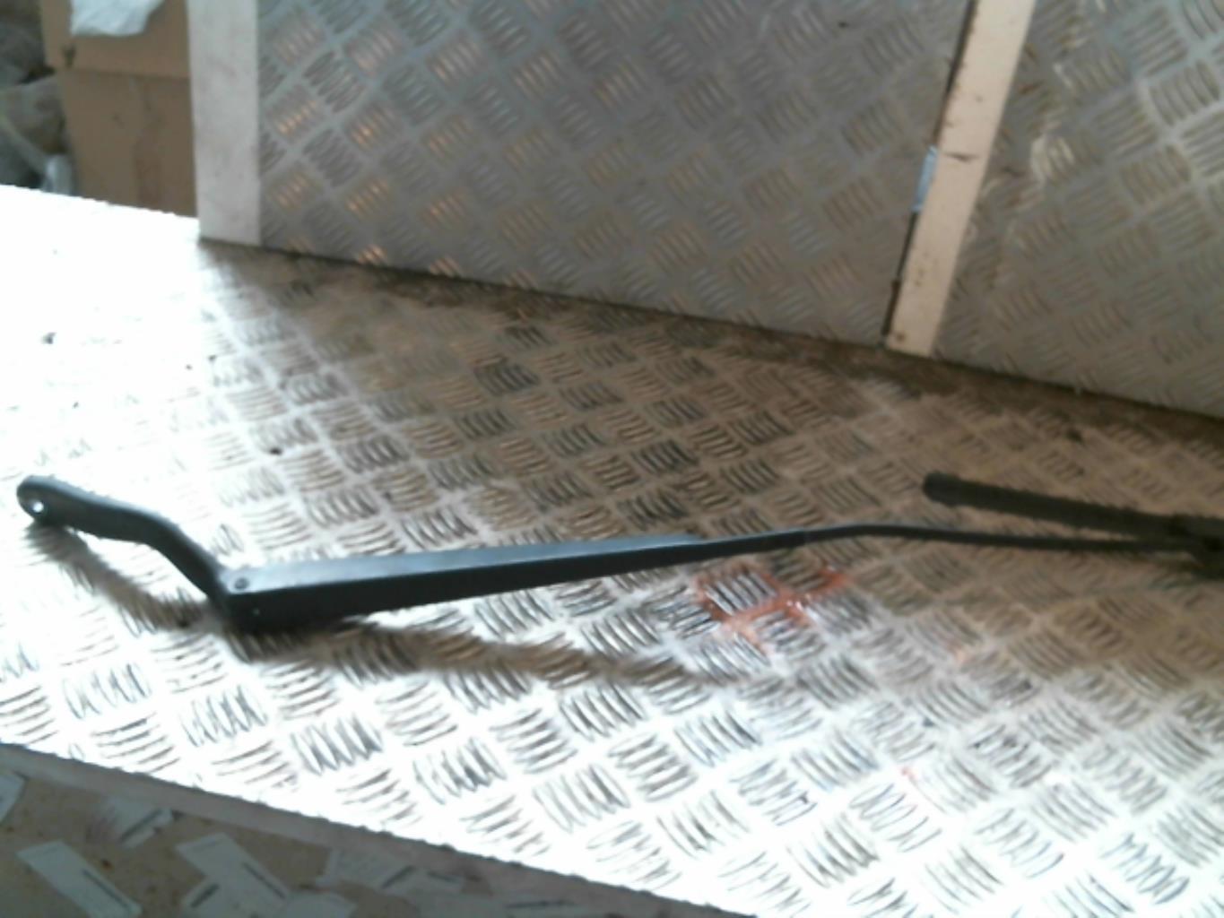 Braccio tergicristallo anteriore destro FORD FIESTA 5 PHASE 2 Diésel - 1