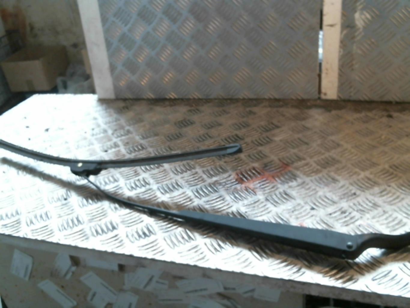 Braccio tergicristallo anteriore sinistro FORD FIESTA 5 PHASE 2 Diésel - 1