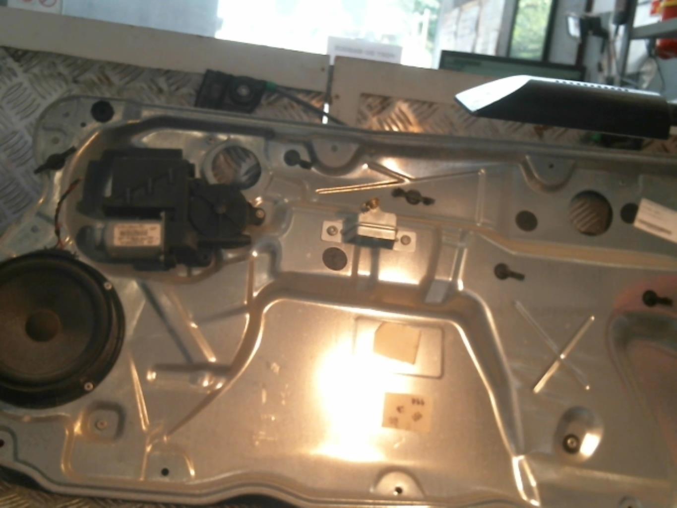 Alzacristalli elettrico anteriore destro VOLKSWAGEN POLO 4 PHASE 1 Diésel - 1