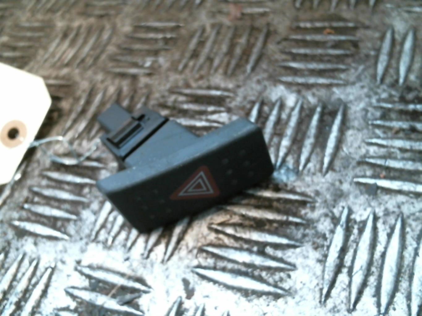 Bouton de warning SUZUKI SWIFT 3 Essence - 1